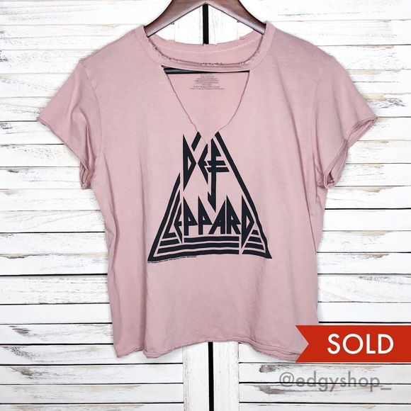 American Eagle Outfitters Tops - Def Leppard Distressed Choker Cropped Band T-Shirt